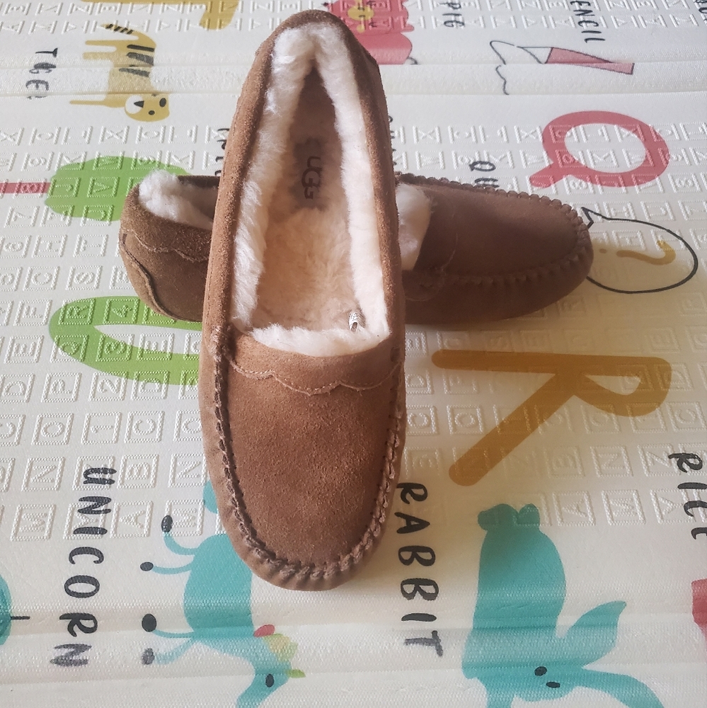 *NEW* UGG Moccasin Slippers